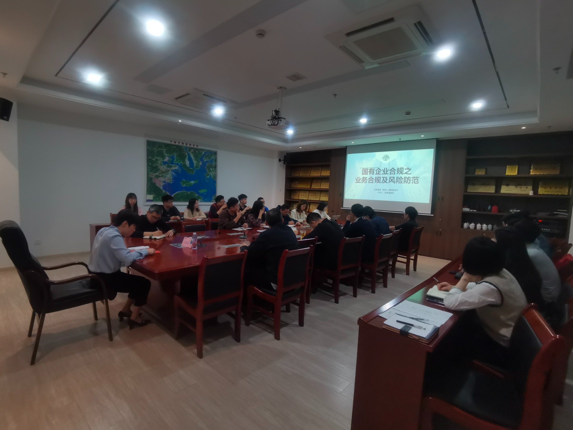 合規(guī)講堂第一課——市交投物流集團開展國企業(yè)務合規(guī)及風險防范培訓，劉招蕊拍攝.jpg