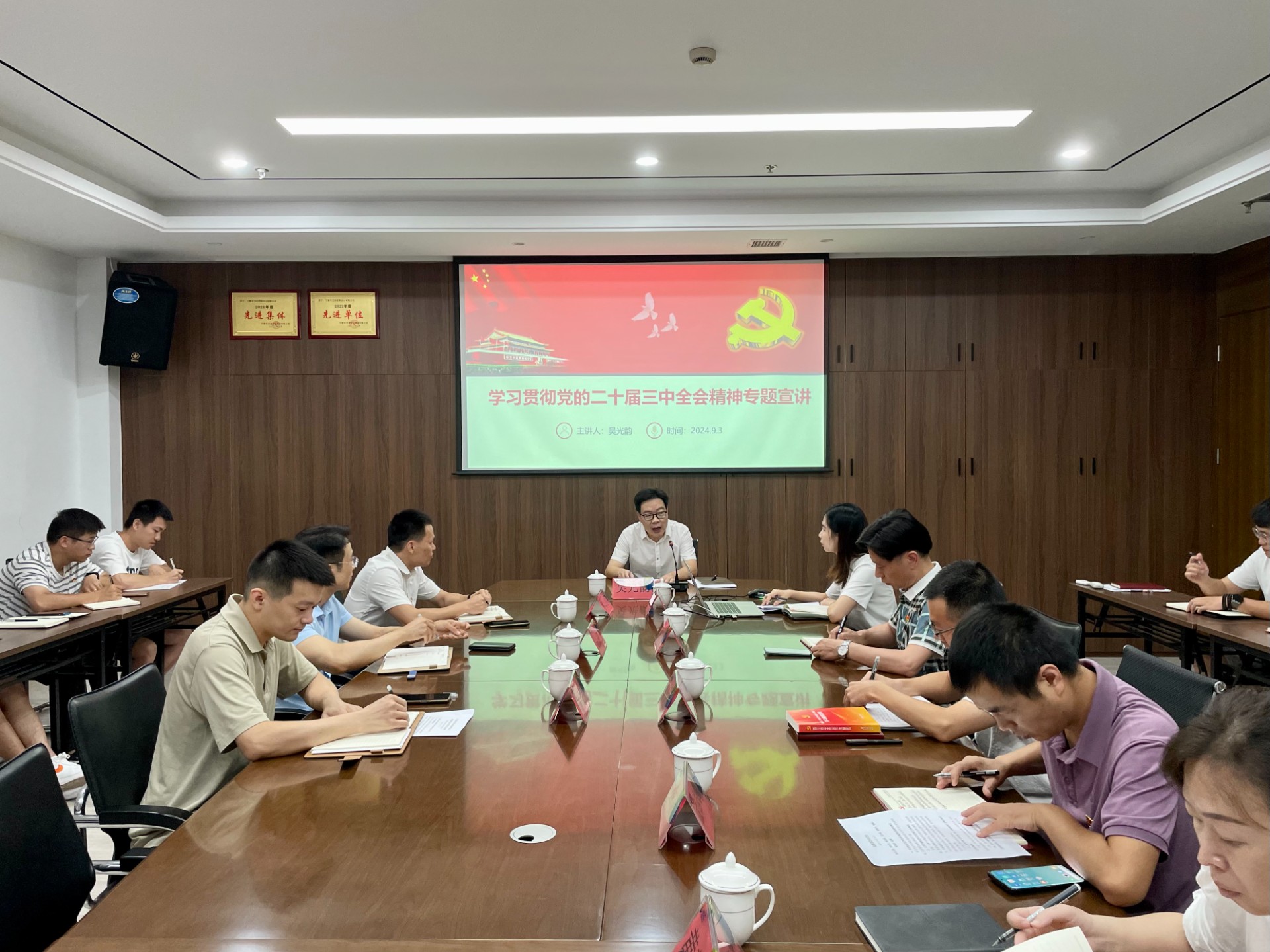 市交投集團領(lǐng)導深入市交投物流集團市交投勘察設(shè)計公司開展聯(lián)系點工作，葉嵐清拍攝1.jpg
